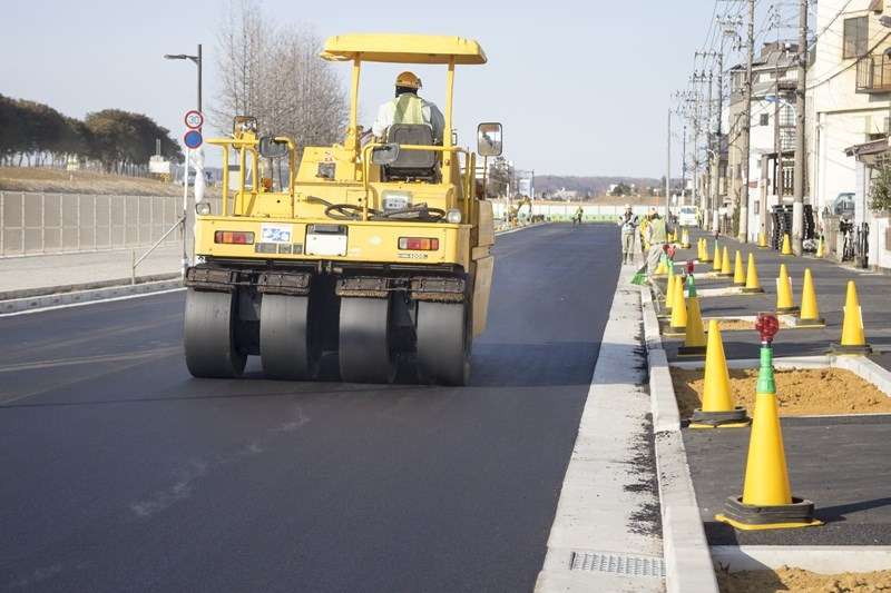 日本経済を支えるために陸路における物流を安定させる道路工事を